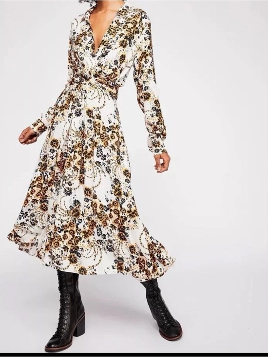 Free People Dresses & Skirts - Free People Tough Love Floral Shirt
Long Sleeve Midi Length Wrap
Dress Size 2